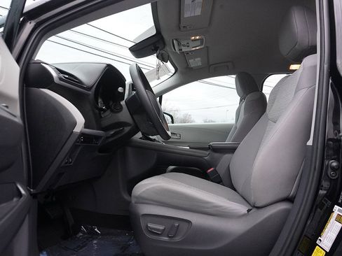 Used 2021 Toyota Sienna LE image 32