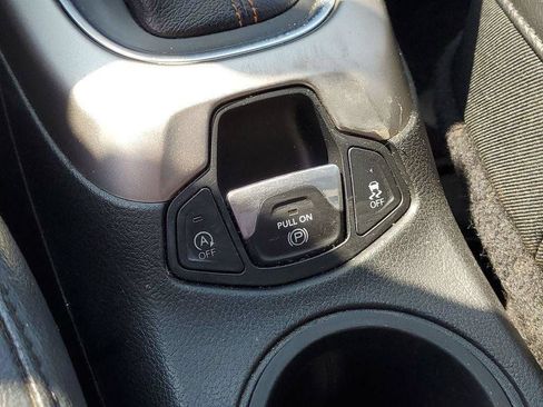 Used 2018 Jeep Compass Latitude FWD image 18