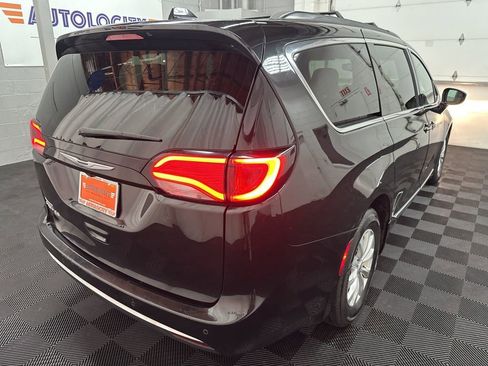 Used 2017 Chrysler Pacifica Touring-L FWD image 9