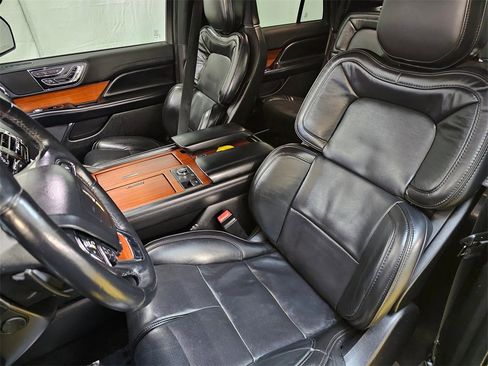 Used 2019 Lincoln Navigator Reserve image 24
