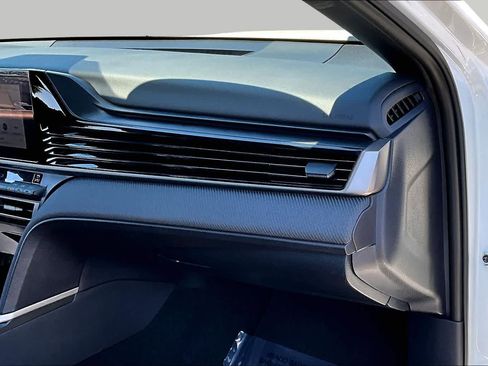 Used 2025 Toyota Camry SE FWD image 18
