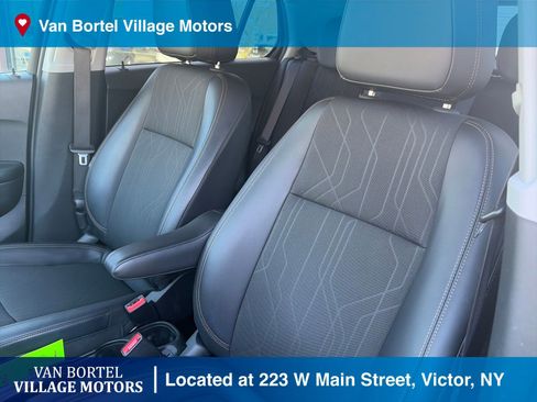 Used 2022 Chevrolet Trax LT w/ LT Convenience Package AWD/4WD image 11