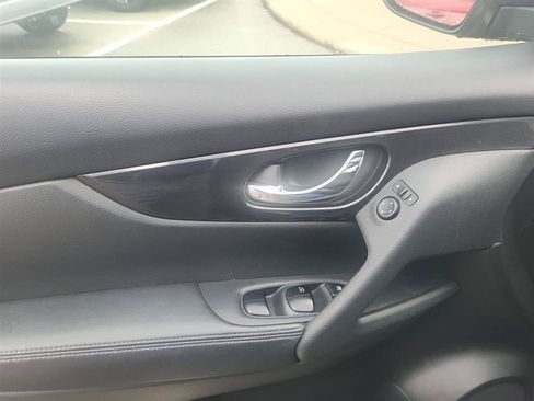 Used 2017 Nissan Rogue SV AWD/4WD image 13