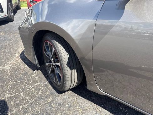 Used 2018 Toyota Corolla SE FWD image 3
