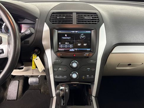 Used 2014 Ford Explorer XLT w/ Equipment Group 201A FWD image 30