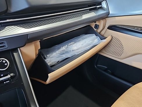 Used 2024 Kia Carnival LX image 28