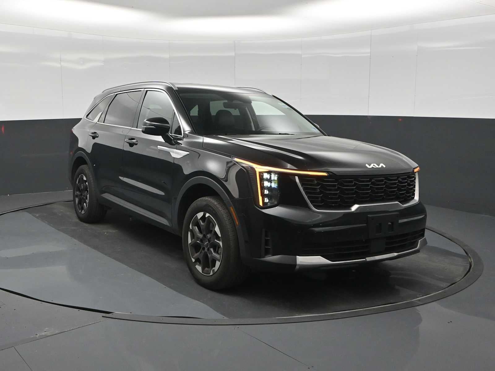 Used 2025 Kia Sorento S AWD/4WD image 2