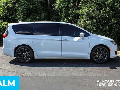 Used 2019 Chrysler Pacifica Touring Plus w/ S Appearance Package FWD image 7
