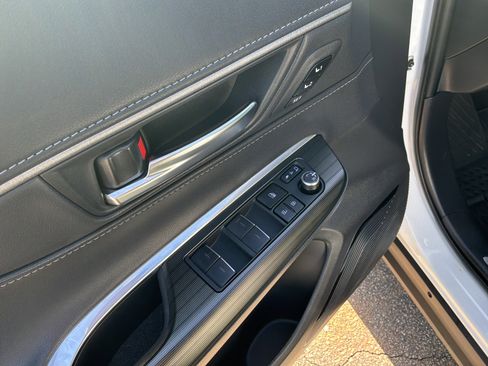 Used 2024 Toyota Venza Nightshade image 15
