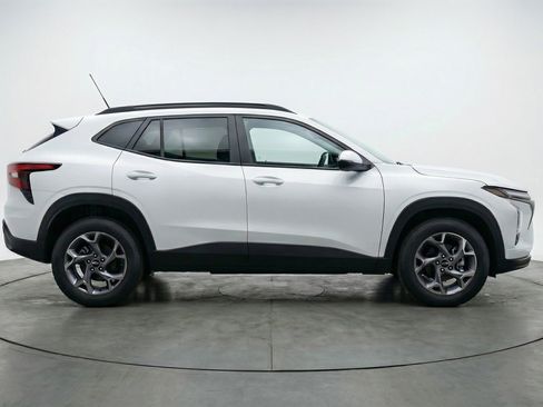Used 2025 Chevrolet Trax LT FWD image 11