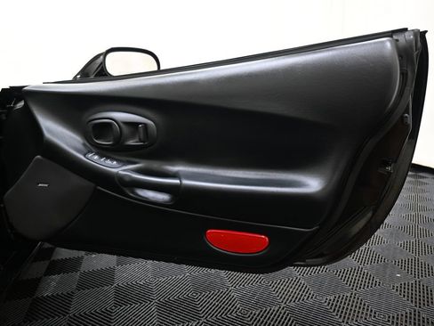 Used 2004 Chevrolet Corvette Convertible w/ Preferred Equipment Group RWD image 19
