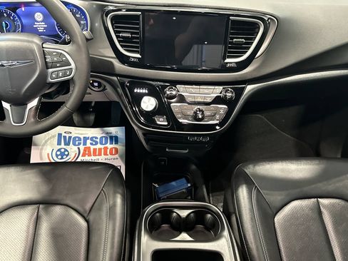Used 2025 Chrysler Pacifica Select FWD image 27