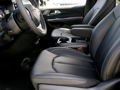 New 2027 Chrysler Pacifica Select FWD image 8