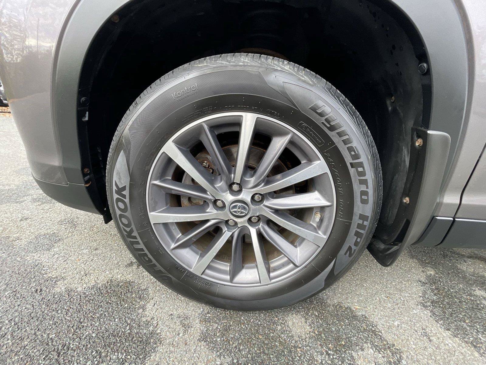 Used 2019 Toyota Highlander XLE AWD/4WD image 28