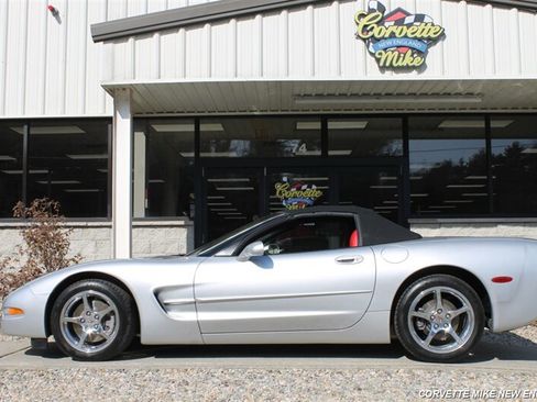 Used 2001 Chevrolet Corvette Coupe w/ Preferred Equipment Group2 RWD image 4