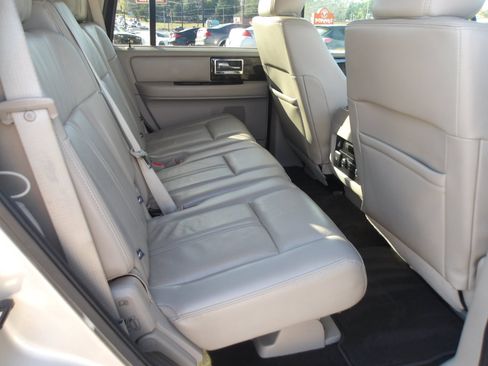 Used 2017 Lincoln Navigator Select image 8