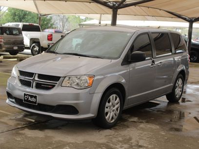 Used 2018 Dodge Grand Caravan SE w/ UConnect Hands-Free Group