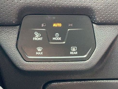 Used 2025 Volkswagen Atlas SE image 32