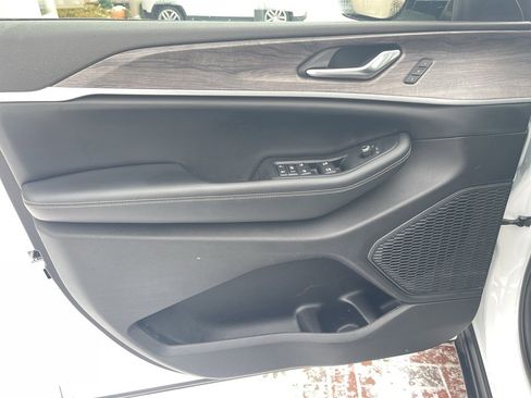 Used 2023 Jeep Grand Cherokee Limited w/ Trailer Tow Prep Group (B) image 18