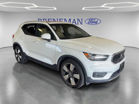 Used 2020 Volvo XC40 T5 Momentum w/ Protection Package AWD/4WD image 3