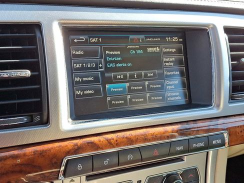 Used 2015 Jaguar XF Portfolio image 18