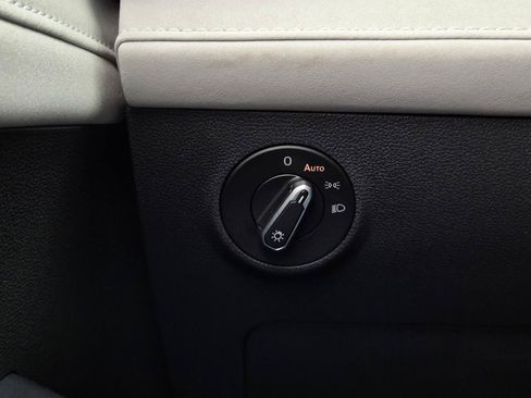 Certified 2025 Volkswagen Taos SE w/ Panoramic Sunroof Package FWD image 24