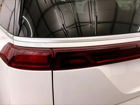 Used 2024 Kia Carnival EX image 29