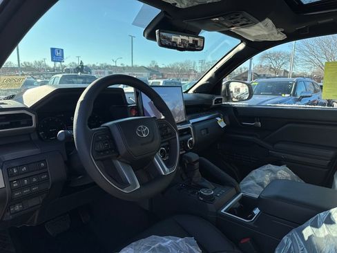 New 2025 Toyota Tacoma TRD Off-Road AWD/4WD image 17