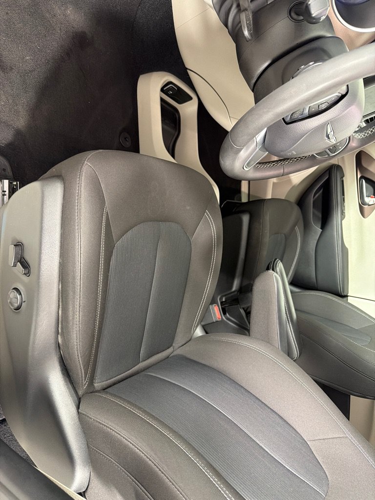 Used 2023 Chrysler Voyager LX FWD image 11