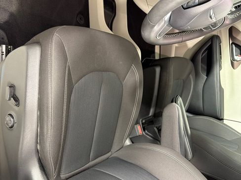 Used 2023 Chrysler Voyager LX FWD image 11