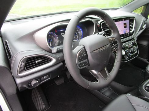 New 2027 Chrysler Pacifica Select w/ Family Tech Group FWD image 29