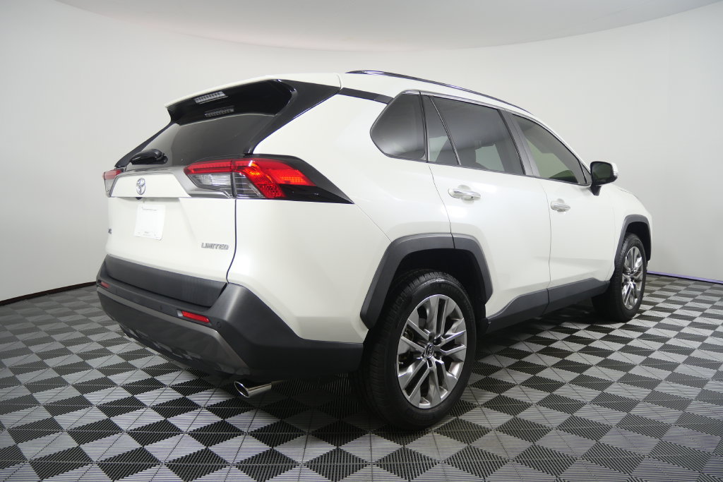 Used 2019 Toyota RAV4 Limited w/ Cold Weather Package FWD image 4