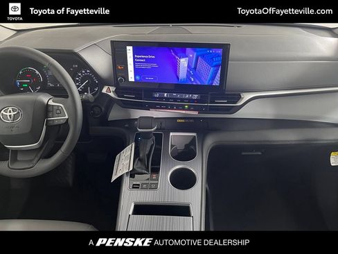 Used 2026 Toyota Sienna XLE FWD image 17