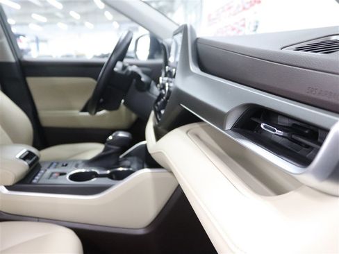 Used 2020 Toyota Highlander XLE AWD/4WD image 30