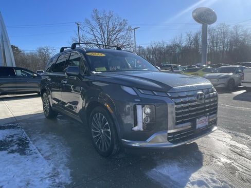 Used 2023 Hyundai Palisade Calligraphy image 2