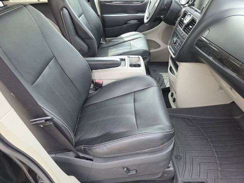 Used 2014 Chrysler Town & Country Touring-L w/ Trailer Tow Group FWD image 26