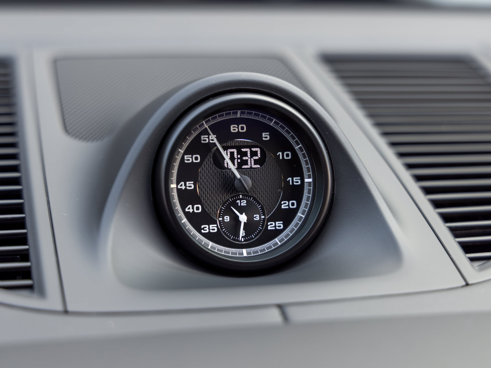 Certified 2025 Porsche Macan Turbo AWD/4WD image 40
