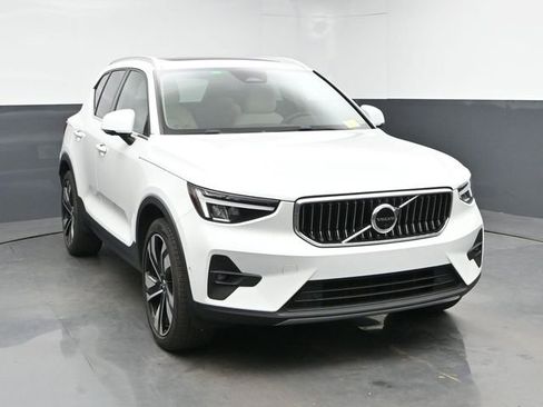 Used 2023 Volvo XC40 B5 Ultimate w/ Protection Package Premier AWD/4WD image 2