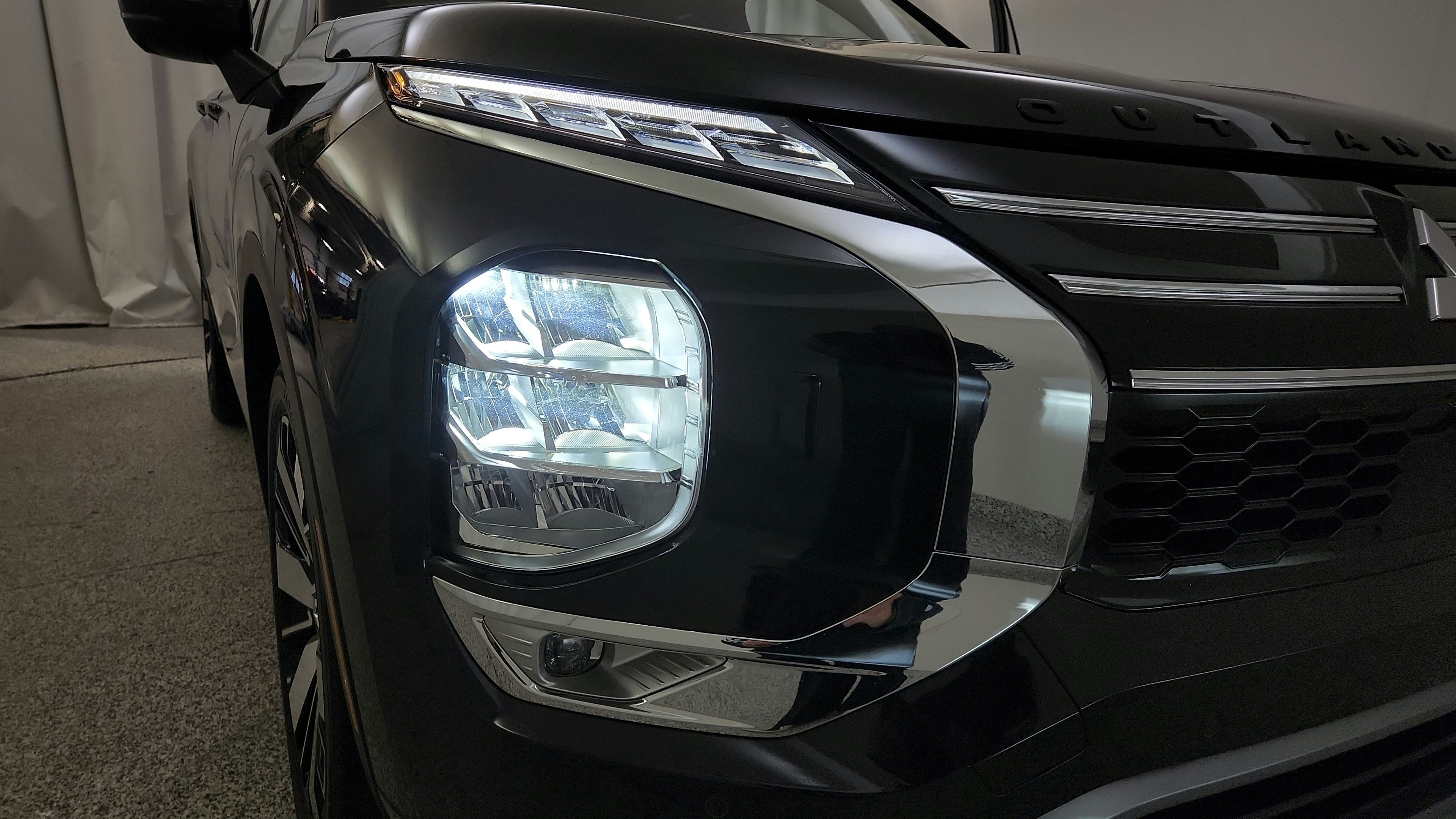 Used 2025 Mitsubishi Outlander AWD image 37