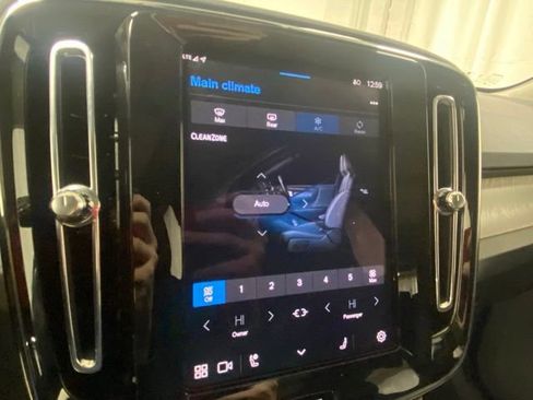 Used 2025 Volvo XC40 B5 Core image 23