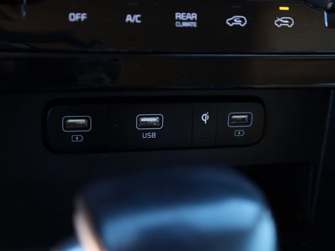 Used 2022 Kia Carnival EX image 36