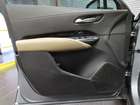 Used 2024 Cadillac XT4 Luxury w/ Cold Weather Package FWD image 9