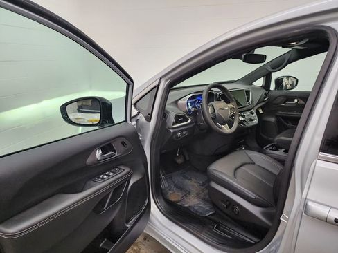 New 2026 Chrysler Pacifica Select image 9