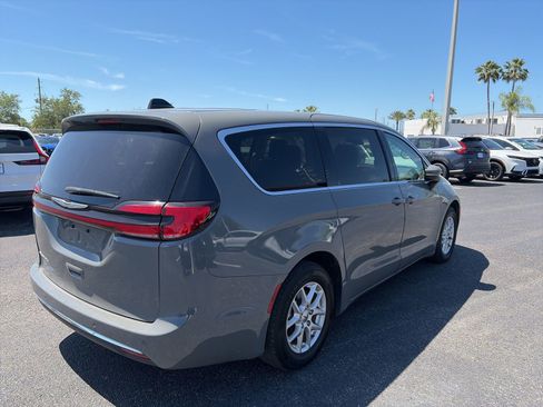 Used 2023 Chrysler Pacifica Touring-L image 7