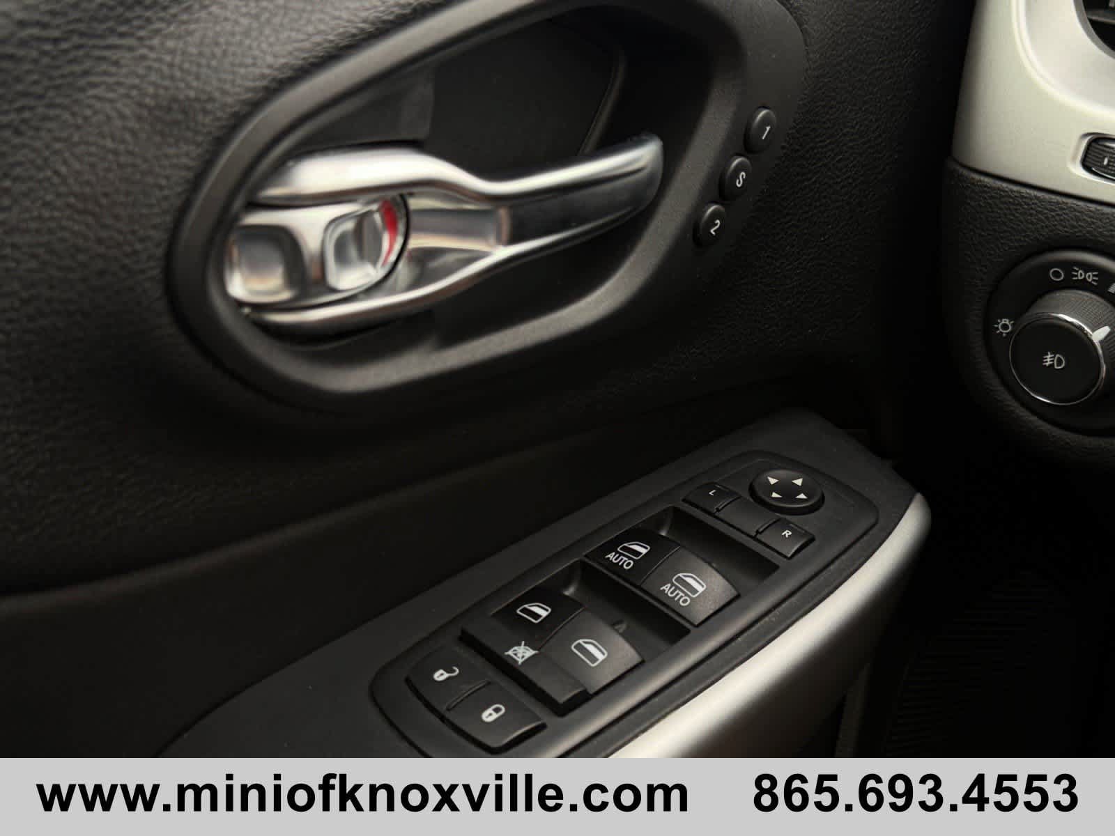 Used 2017 Jeep Cherokee Trailhawk AWD/4WD image 25