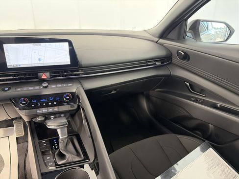 Certified 2025 Hyundai Elantra SEL FWD image 4