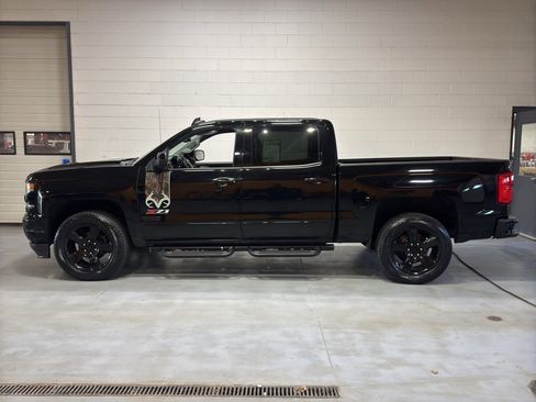 Used 2017 Chevrolet Silverado 1500 LTZ Z71 w/ Realtree Edition image 2