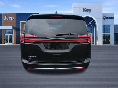 Certified 2023 Chrysler Pacifica Touring-L FWD image 4