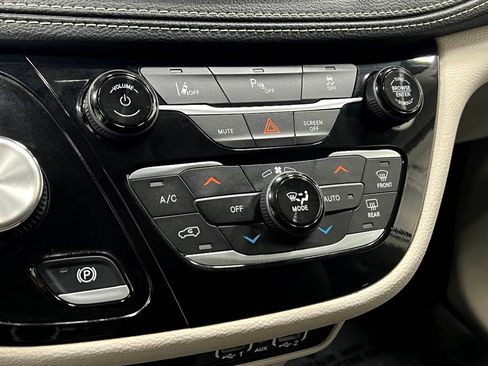 Used 2024 Chrysler Pacifica Limited FWD image 26