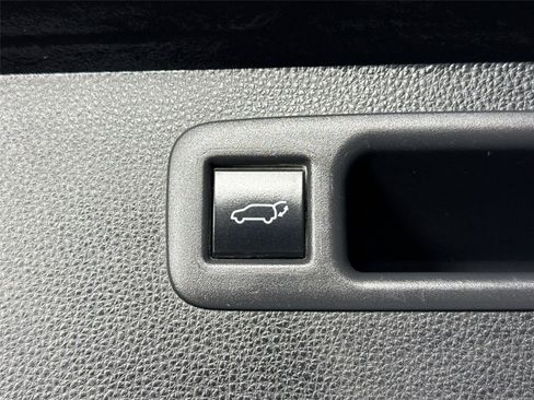 Used 2022 Toyota Highlander XLE FWD image 36